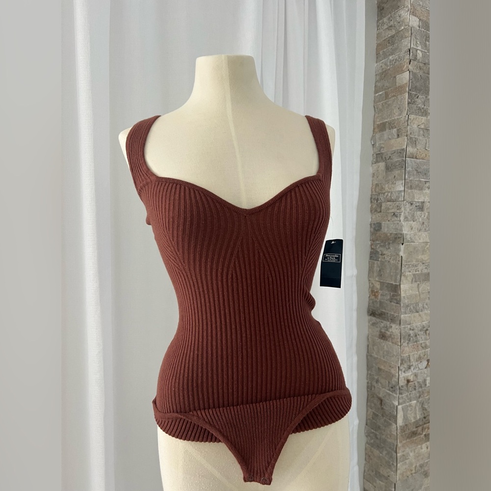Unique neckline cozy Brown / rust ribbed Abercrombie bodysuit.